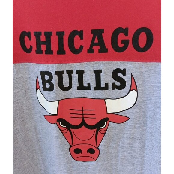 NBA Chicago Bulls T-Shirt Men’s Large‎ Red 100% Polyester Super Soft NWT - Picture 3 of 6